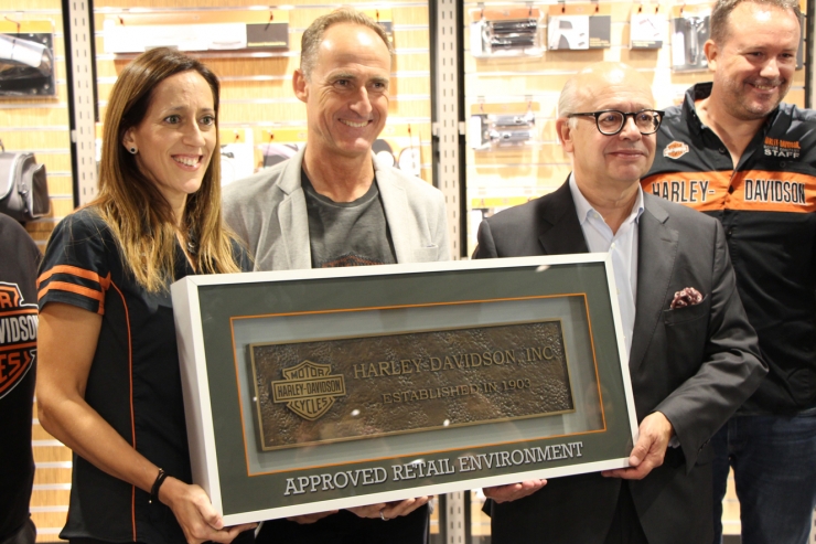 La directora de Harley-Davidson, Marta Suriñach, el director de l'establiment, David Fraissinet, i el director de Pyrénées, Patrick Pérez, en la presentació d'aquest dimecres a Sant Julià de Lòria.